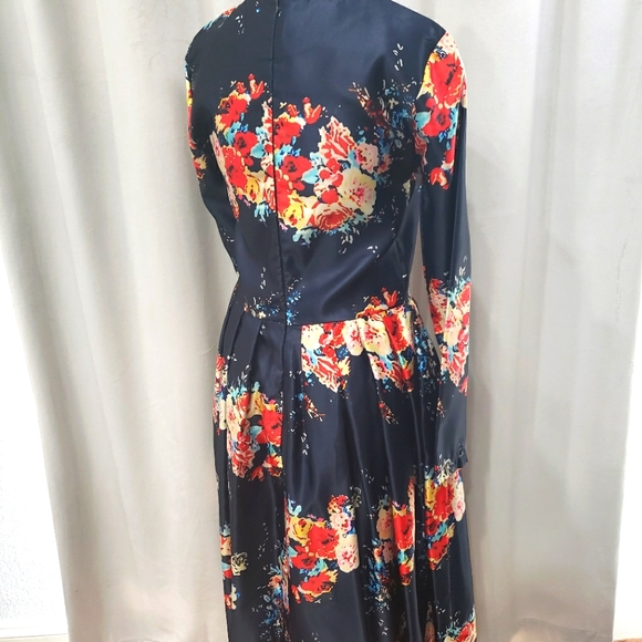 Loshow - Floral Long Sleeve Dress - Picture 2 of 4